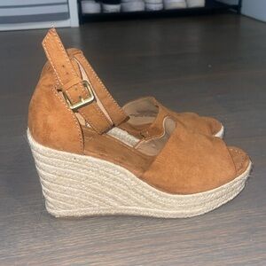 NWOT Universal Thread Wedges